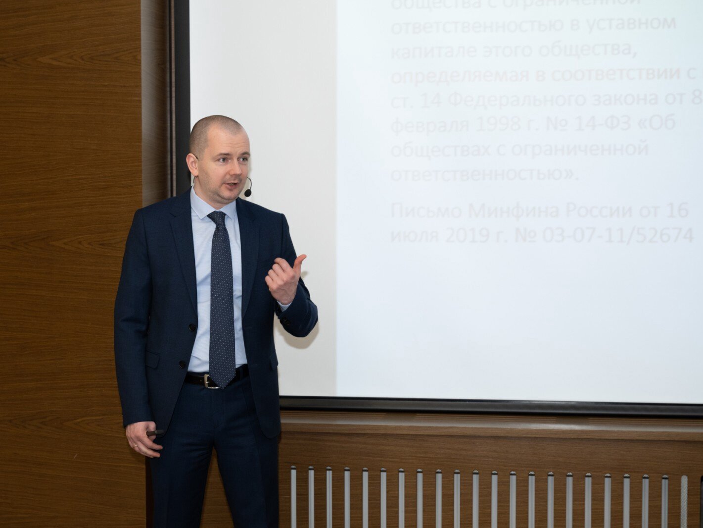 Иван Кузнецов выступает перед участниками живого интенсива